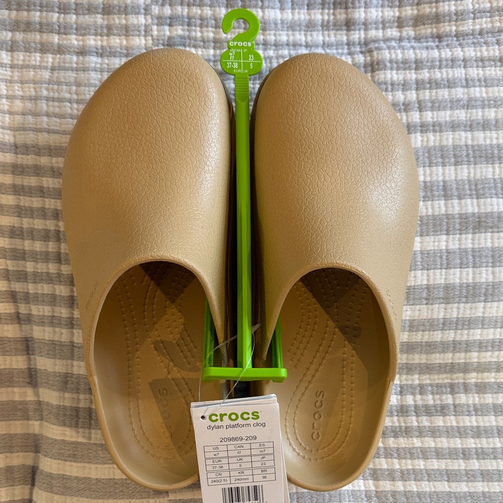 NWT Women’s Dylan Platform Clog size 7, Wheat color